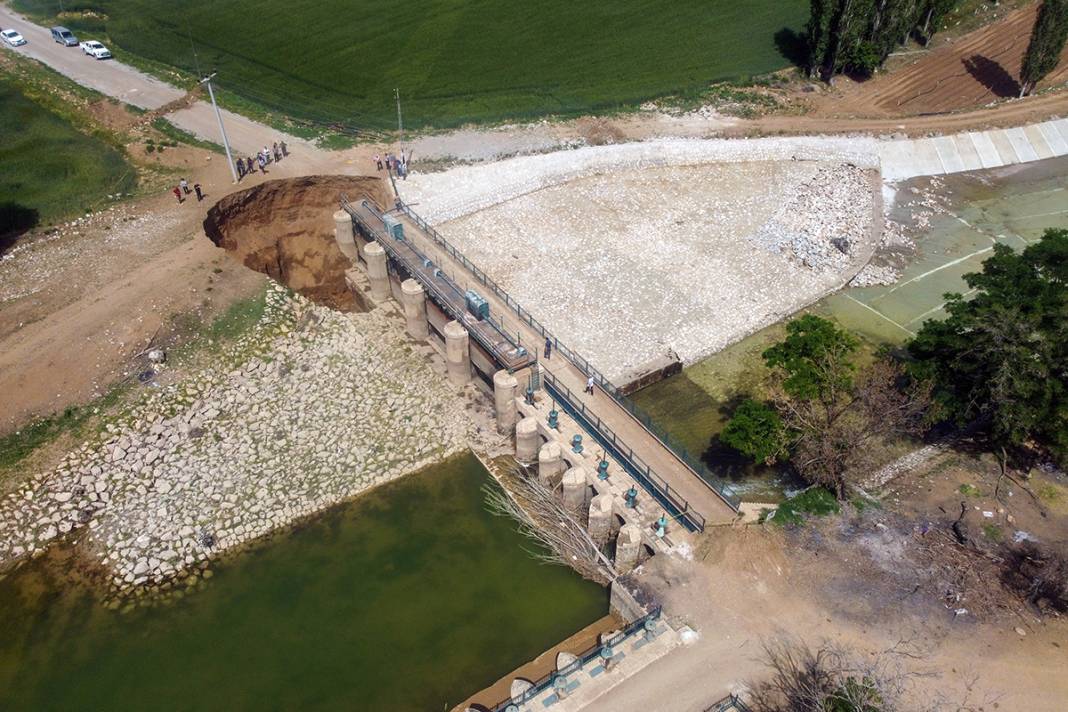 Konya'daki dev yarıklar korkuttu! 'Yer altından ses geldi" 3